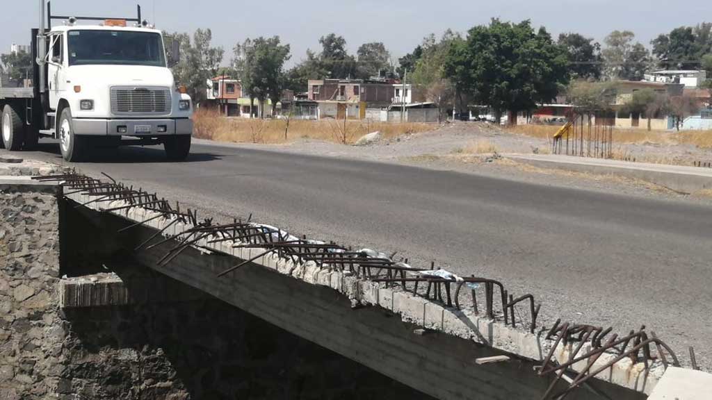 Urgen automovilistas a terminar puente vial en Salamanca; lleva varios años inconclusa