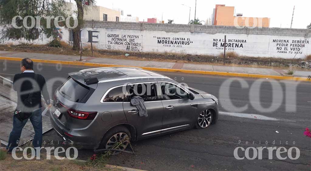 Vuelca camioneta por una coladera abierta en el Cuarto Cinturón Vial de Irapuato