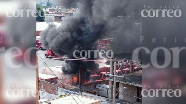 Alarma intensa columna de humo por incendio en refresquera de Irapuato