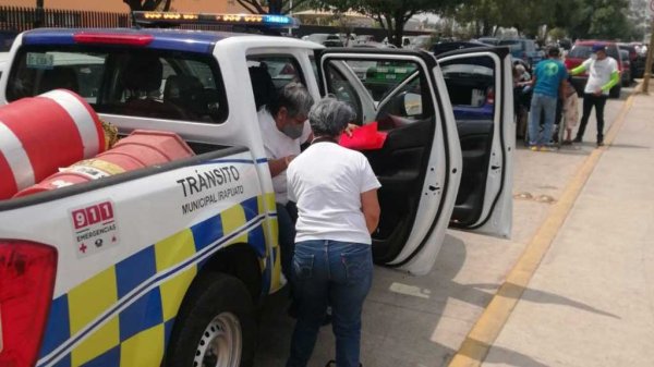 Elementos de tránsito ayudan a adultos mayores a llegar por su vacuna en Irapuato