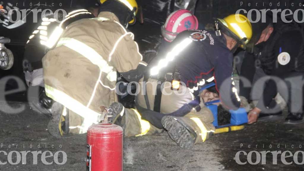 Volcadura en León deja a un joven lesionado