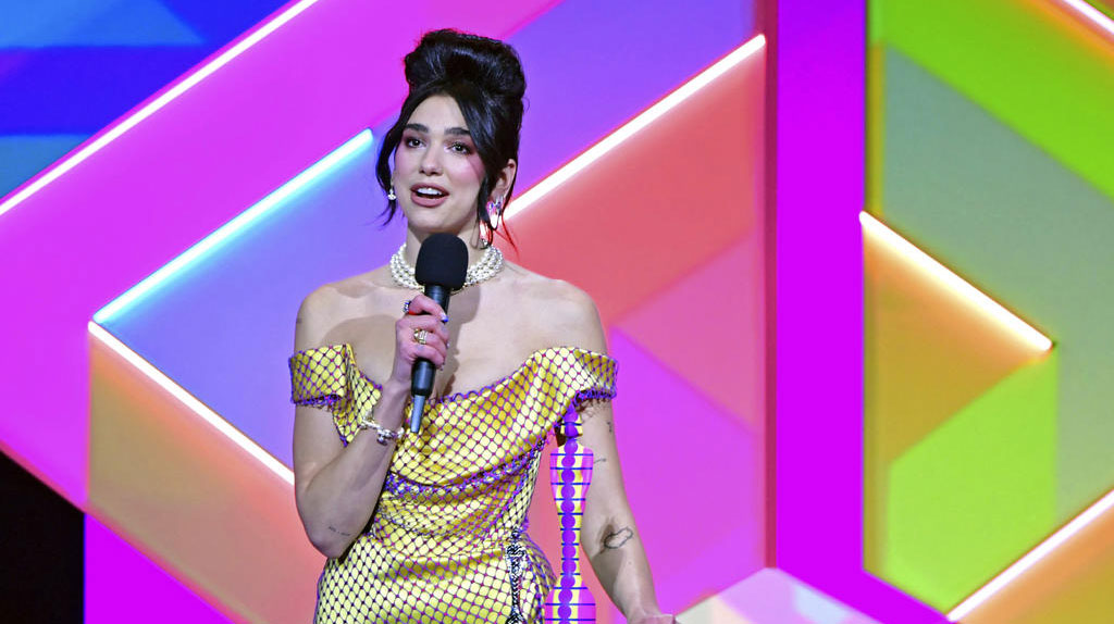 Arrasa Dua Lipa en los premios Brit 2021