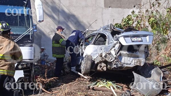 De milagro, sale casi ilesa tras aparatosa volcadura en la Guanajuato-Irapuato