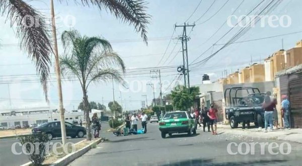 Por ir a exceso de velocidad, patrulla arrolla a motociclista y termina chocando