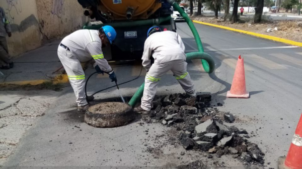 Tras quejas de colonos, desazolvan drenaje en la colonia San José en Salamanca