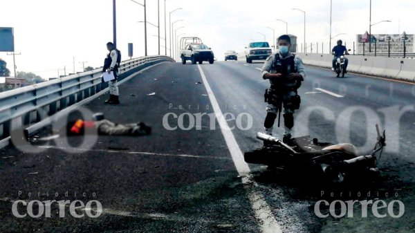 Accidente deja un muerto, un herido y una motocicleta en llamas en la Salamanca-Celaya