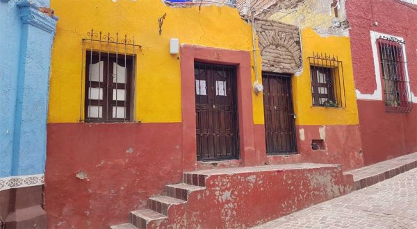 Advierten por riesgo de derrumbe en antigua finca del callejón del Potrero en Guanajuato capital