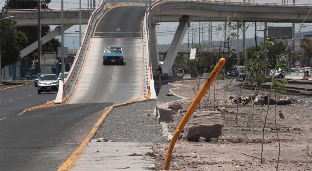 Dejan pista a medias en la Avenida 2 de abril de Celaya