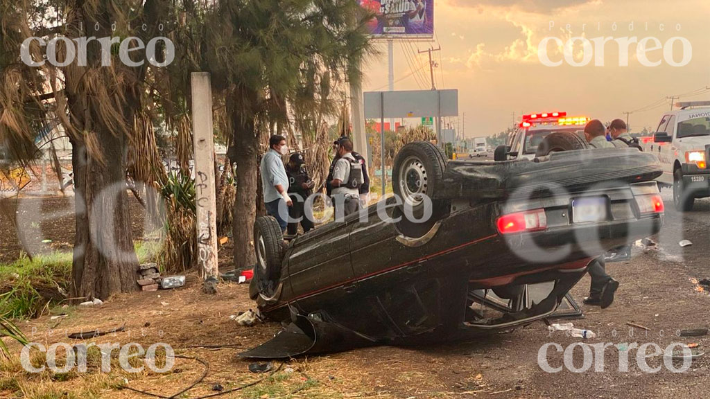 Lluvia y exceso de velocidad provocan volcadura en la Irapuato -Salamanca