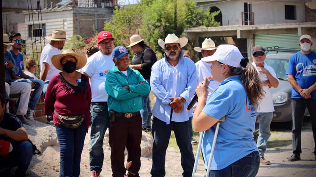 Claudia Silva recorre las calles de Acámbaro recibiendo el apoyo de sus vecinos