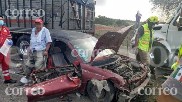 Se salvan de milagro tras chocar sobre la Silao – San Felipe