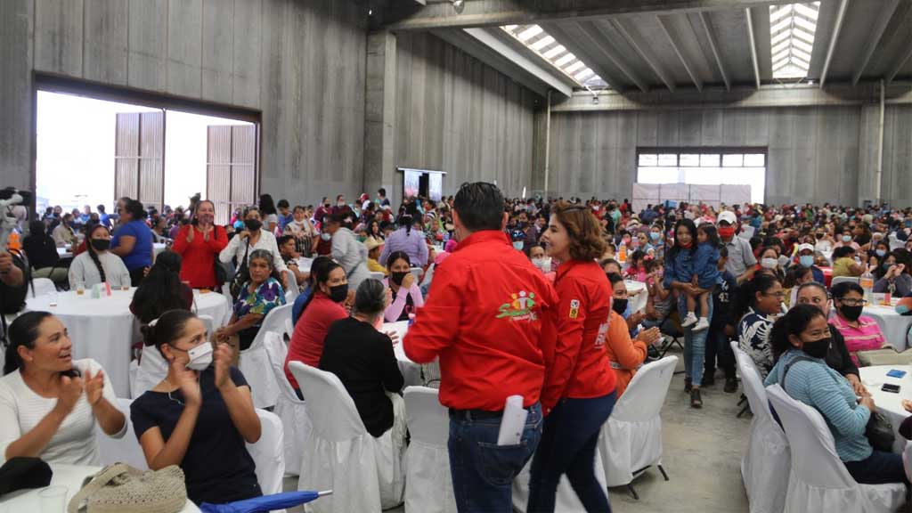 Más de 2 mil 500 mujeres se reúnen con Miguel Rayas; este promete velar por ellas