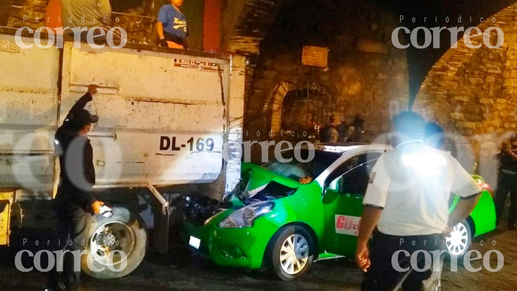 Taxi se impacta contra camión de basura en la Subterránea en Guanajuato