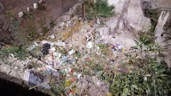 Vecinos del centro de Guanajuato se quejan de casa convertida en basurero