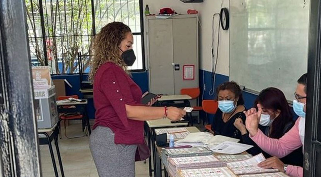 Obligan a candidata a cambiarse la blusa por representar el color de su partido