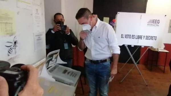 Llegan a votar los primeros candidatos de Guanajuato capital