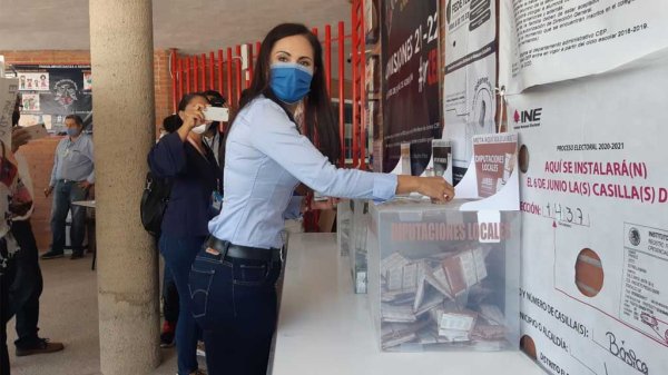 Ale Gutiérrez emite su voto, espera una jornada electoral pacífica y con respeto