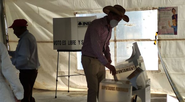 Candidatos en Dolores Hidalgo acuden a las casillas para emitir su voto