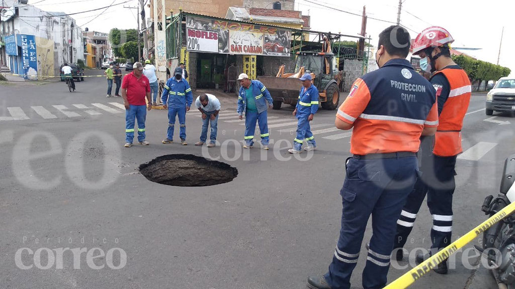 ‘De la nada’ se abre agujero en cruce de Irapuato con profundidad de 5 metros