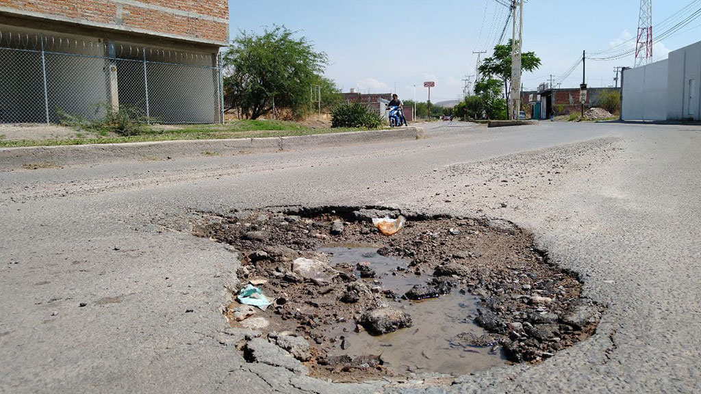 Piden atender deterioro en camino a Hospital General de Silao