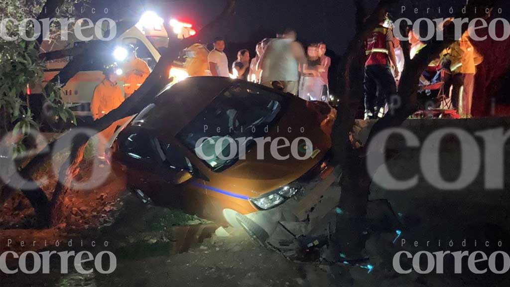 Taxi ejecutivo choca en la Guanajuato – Juventino Rosas; dos quedan heridos