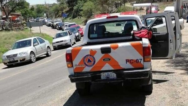 Choque deja dos lesionados y daños sobre la Guanajuato-Santa Teresa