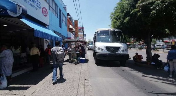 Carece bulevar Adolfo López Mateos en Celaya de orden en banquetas