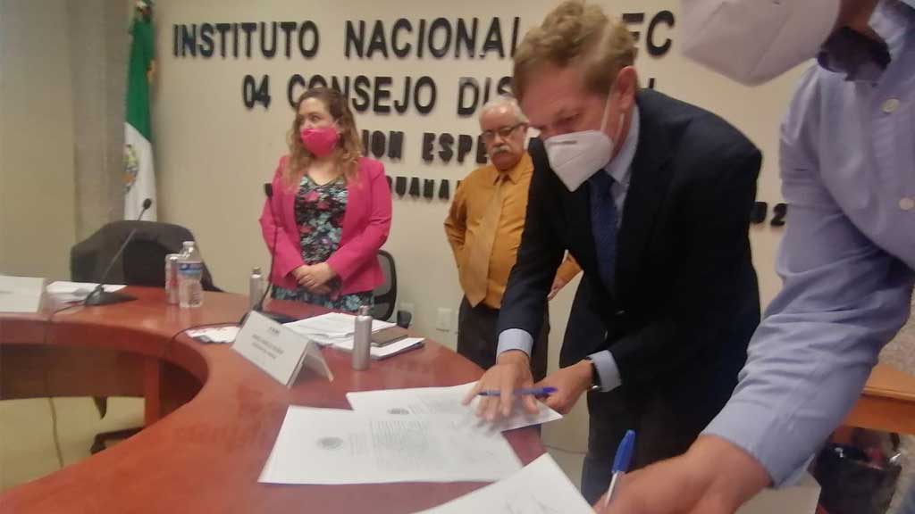 Romero Hicks recibe constancia que lo proclama diputado Federal electo