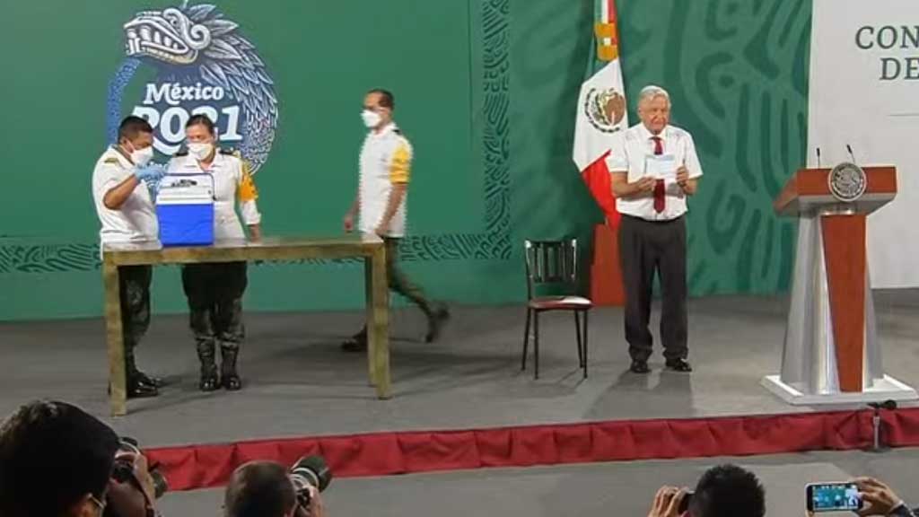 AMLO recibe segunda dosis de la vacuna anticovid en Palacio Nacional