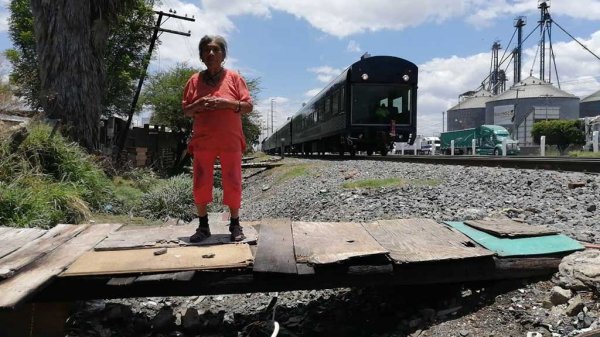 Por 30 años ‘Doña Angélica’ vivió a tres metros del tren, ahora será desalojada