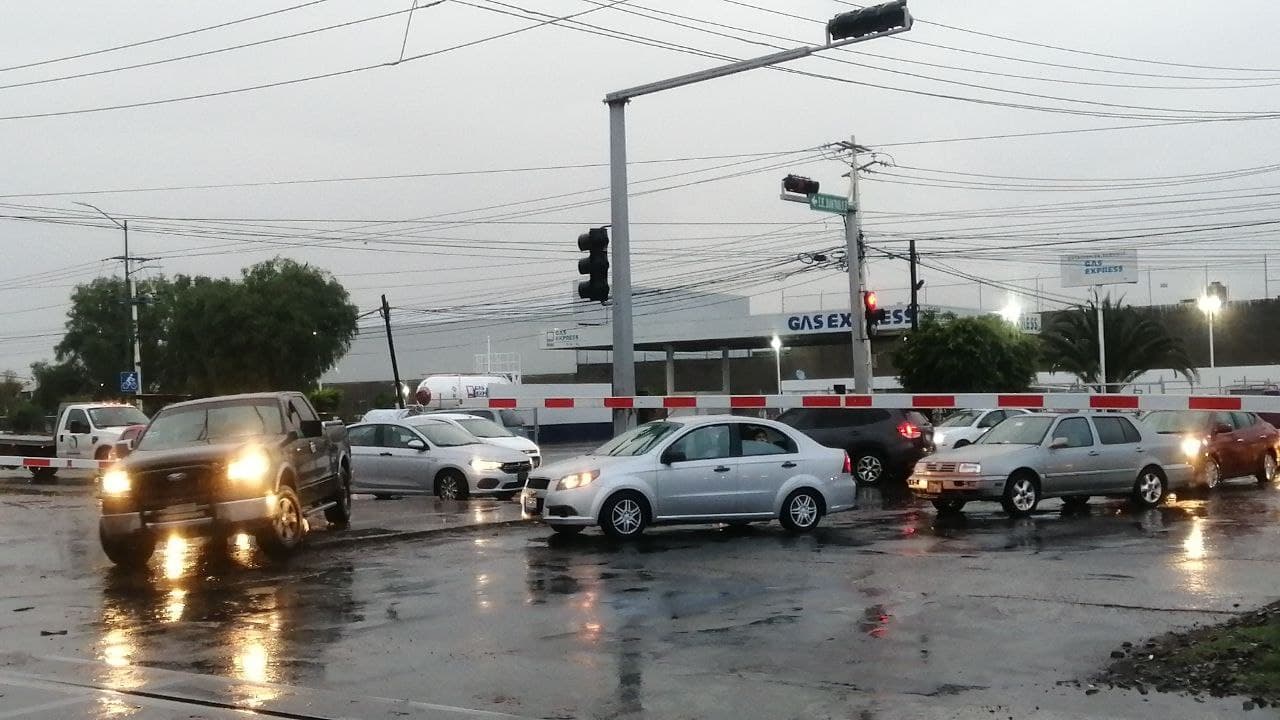 Plumas descompuestas en cruce de tren causan caos vial en Celaya