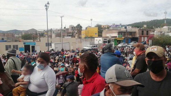 Entre molestias aplican segunda dosis a personas de entre 50 y 59 en Guanajuato