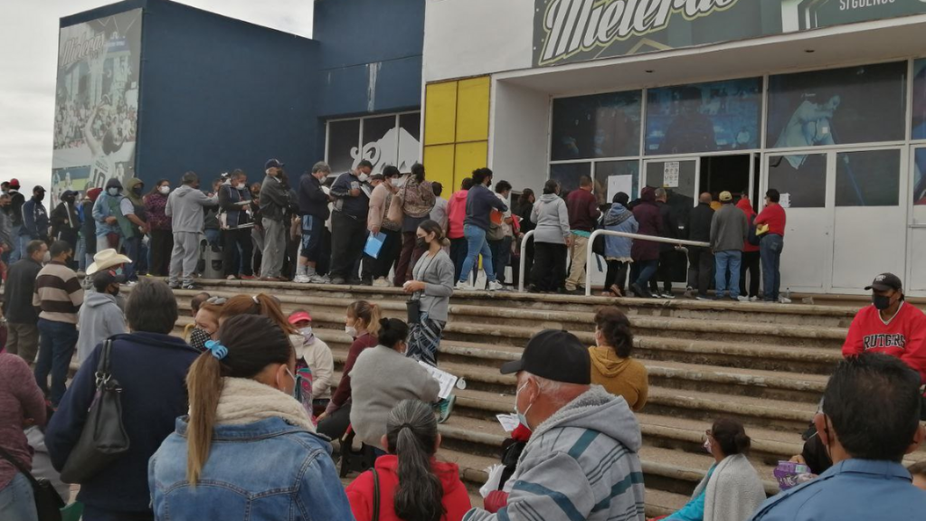 Se desata riña por recibir vacuna antiCOVID en Guanajuato capital