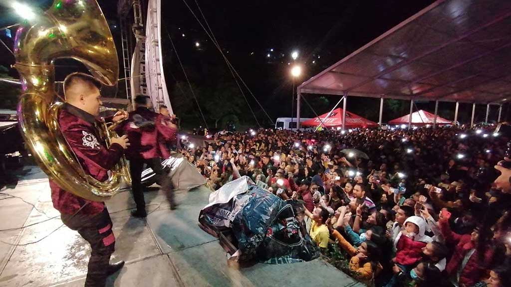 Con música y lluvia, se olvida la sana distancia en Guanajuato capital