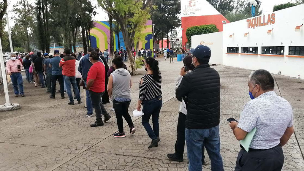 Vacunación antiCovid en Celaya avanza entre filas largas, molestias y retrasos