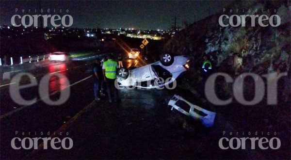 Aparatosa volcadura deja tres heridos en el Cuarto Cinturón Vial de Irapuato