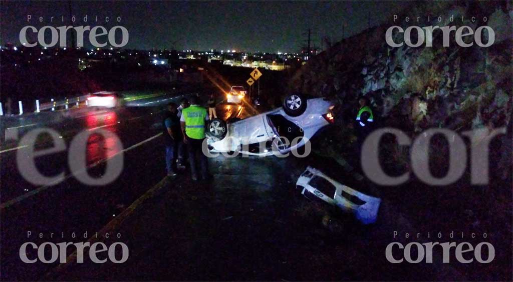 Aparatosa volcadura deja tres heridos en el Cuarto Cinturón Vial de Irapuato