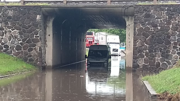 Transporte de personal se queda atrapado en puente inundado de Irapuato