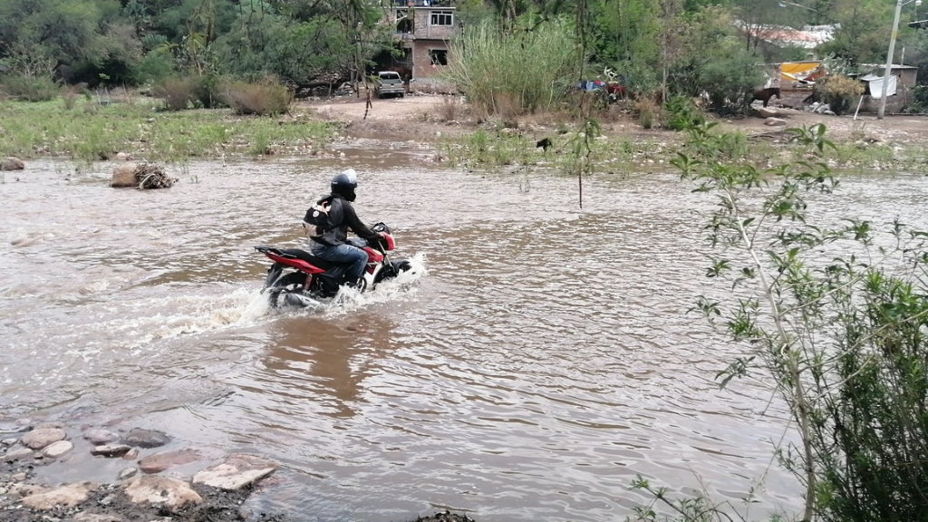 Urge la construcción de puente en río Temascatío de Salamanca