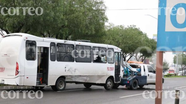 Aparatoso choque sobre el bulevar Aeropuerto termina en volcadura