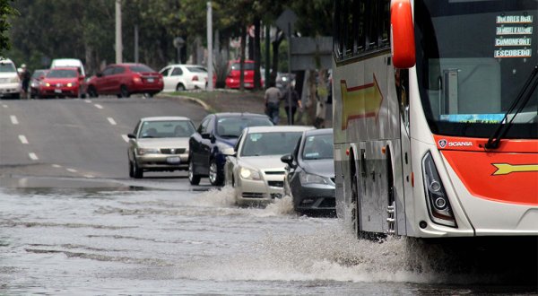 Reportan fuga de agua en calle Presa de la Amistad de Celaya