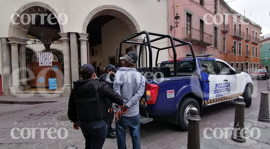 Detienen a hombre por intentar robar mercancía en el Jardín Unión de Guanajuato