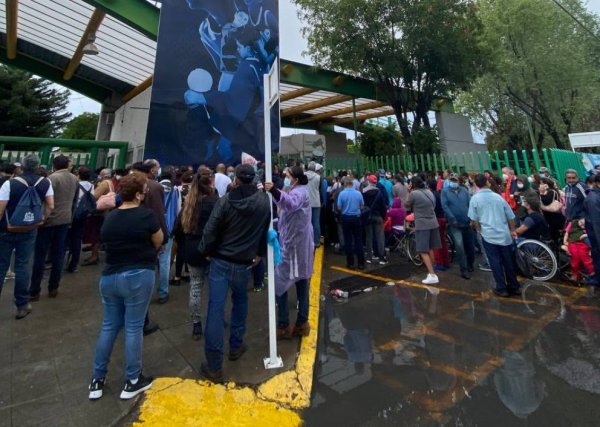 León: extienden un día vacunación para 50 y más tras bloqueo en López Mateos