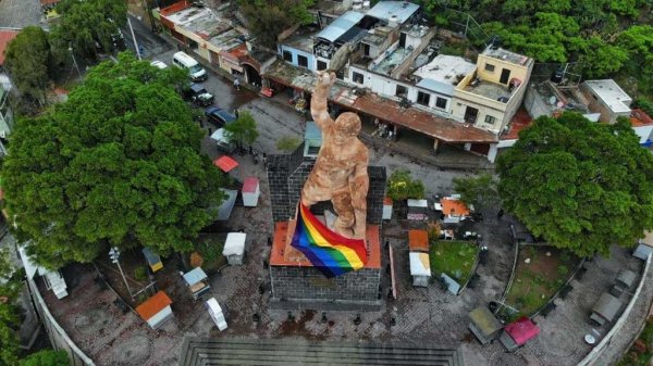 Conmemoran el día del orgullo LGBTTIQ+ con bandera de arcoíris en el Pípila