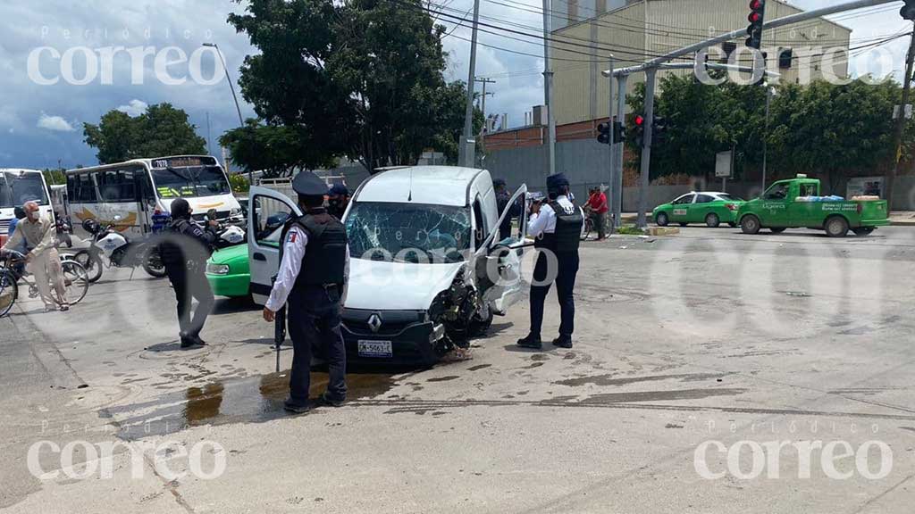 Queda prensada tras choque contra poste en bulevar Solidaridad de Irapuato