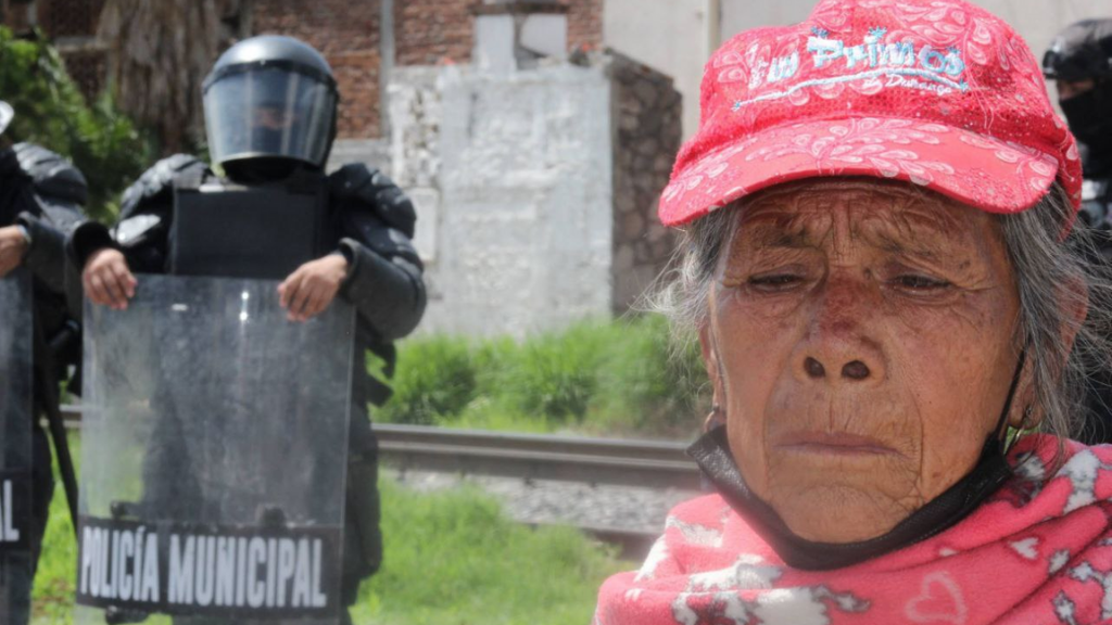 ‘¡Esperen a quitar mis láminas!’, desalojan a familias de la vías del tren en Celaya