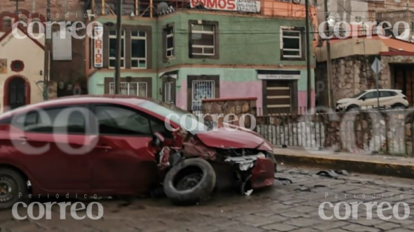 Conductor de Versa se estampa contra muro en Los Pastitos, Guanajuato