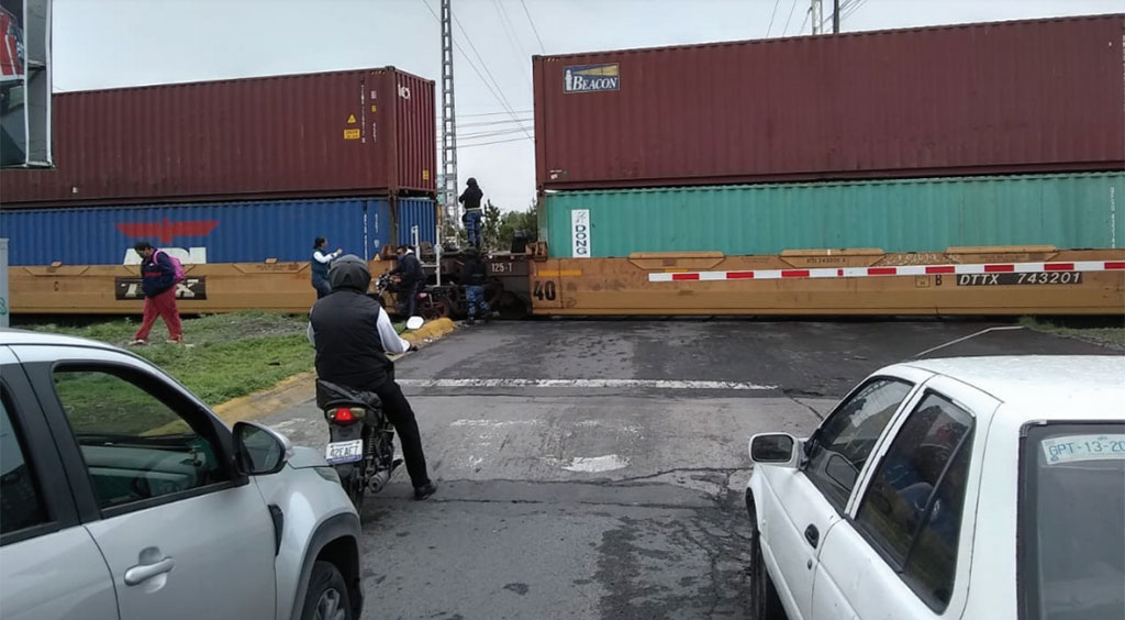 Molestan a conductores bloqueos en vías del tren en Celaya