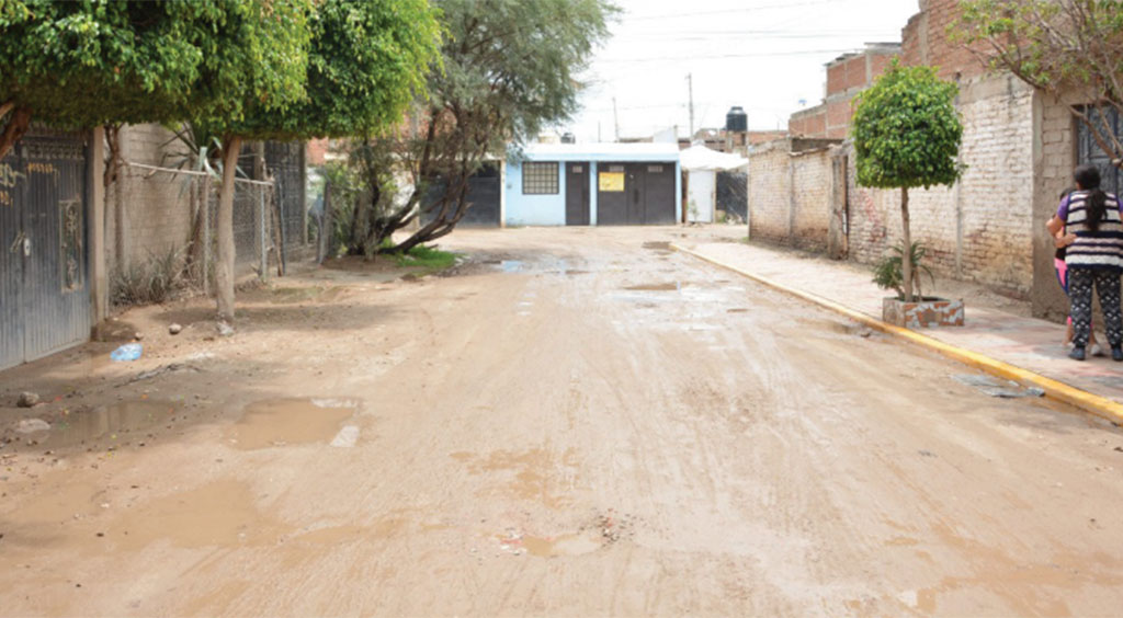 Banquetas ‘malhechas’ provocan inundación de casas en calles de León