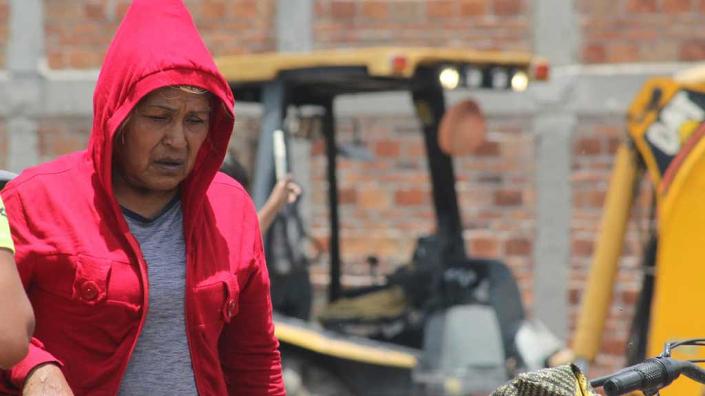 Celaya: con palos se opusieron a desalojo, pero las máquinas se lo llevaron todo